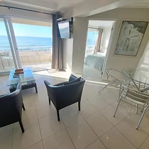 3 Bedroom Sea Facing Family Moullie Point Cape Town